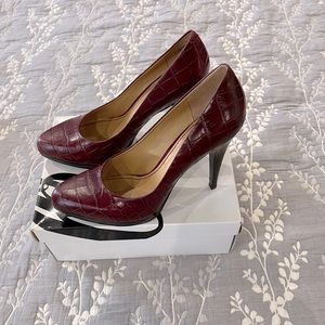 Women shoes, pumps, size 10, brand Nine West, color burgundy/wine/ black heel.
